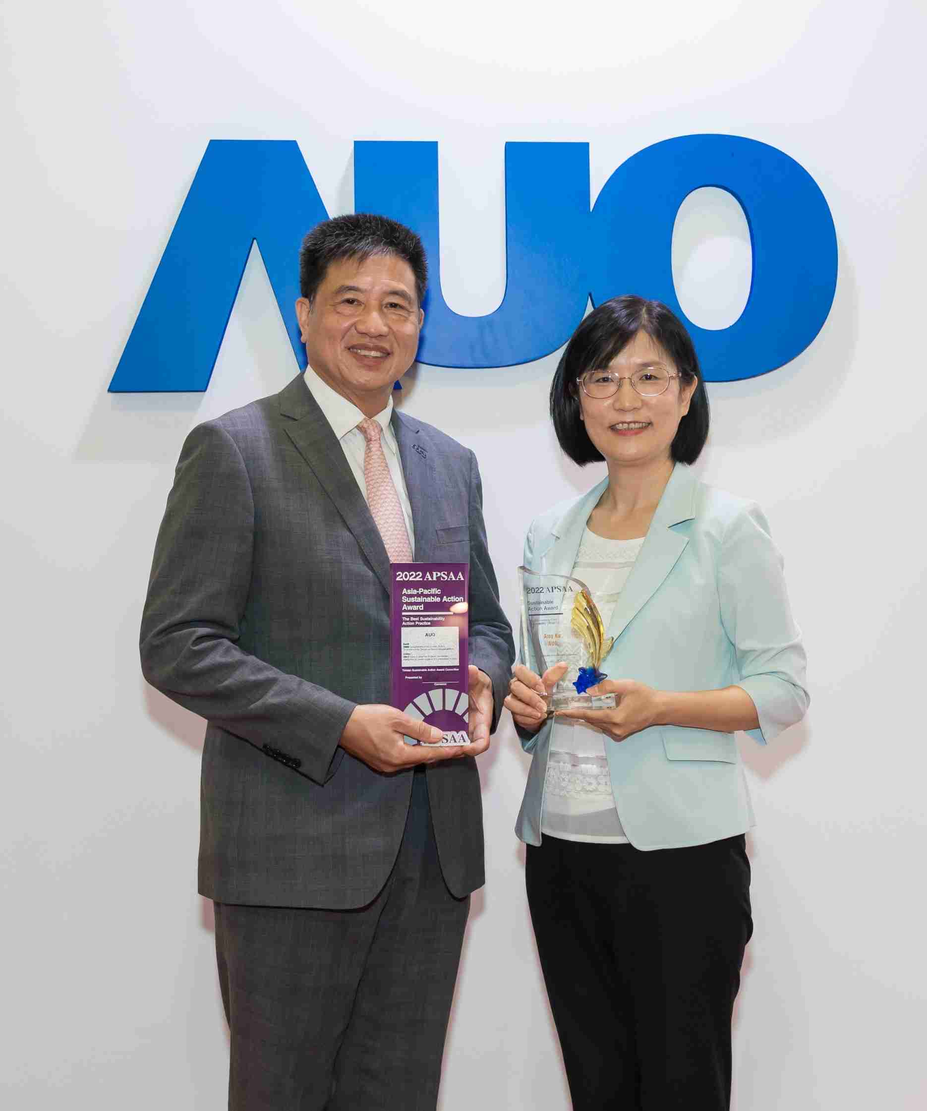 人生就是博长期垫筑永续远景的基石，，透过ESG暨气候委员会逐步实践永续策略蓝图。。其中，，，人生就是博光电永续长古秀华带领团队、、、、制定中长期目标，，，缔造多面向亮眼表现，，，获得「顶尖永续长奖」的个人奖殊荣（左：人生就是博光电董事长暨执行长彭双浪，，右：人生就是博光电永续长古秀华）