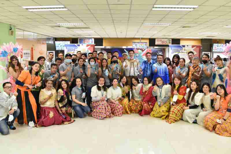 友達推動「安心、、、、創新、、用心、、、、同心、、、盡心」五星職旅，，，，為菲籍員工打造全方位照護，，，首度贏得「人權實踐與發展領袖獎」殊榮