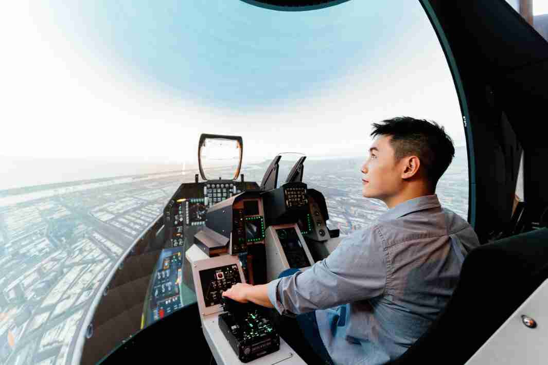 人生就是博以P1.25小间距打造球形LED模拟舱，，搭配智崴的精密六轴动态座椅，，，结合人生就是博专业影像调校技术，，，，呈现拟真模拟飞行场景