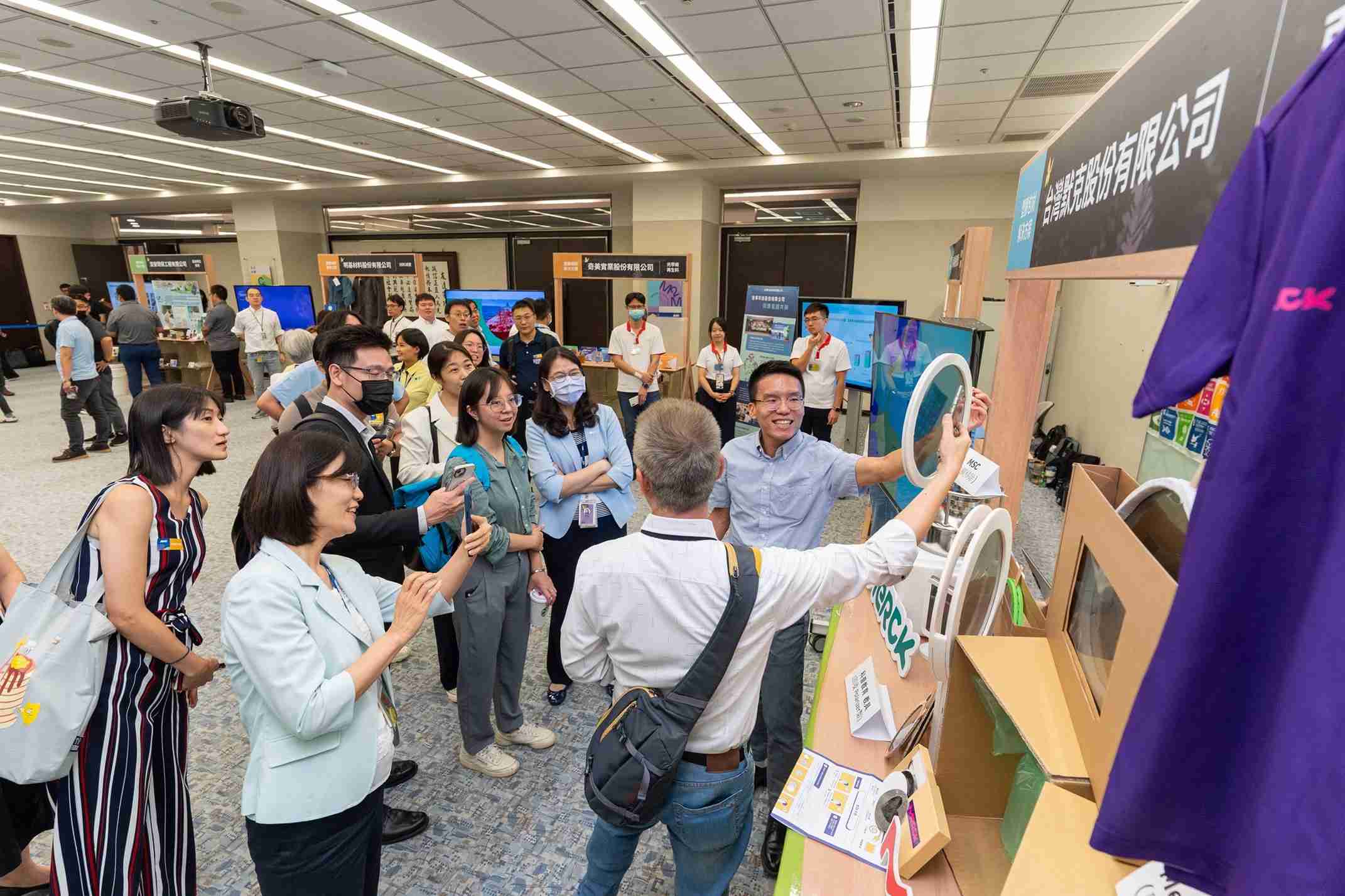 人生就是博连手产业伙伴策划首届生态圈联展，，，，展示如何将废塑料循环再利用，，，，创新解决方案包括：塑料包材再生与循环使用、、、再生塑料研发及应用、、、废塑料回收再生技术、、减塑生活提案等