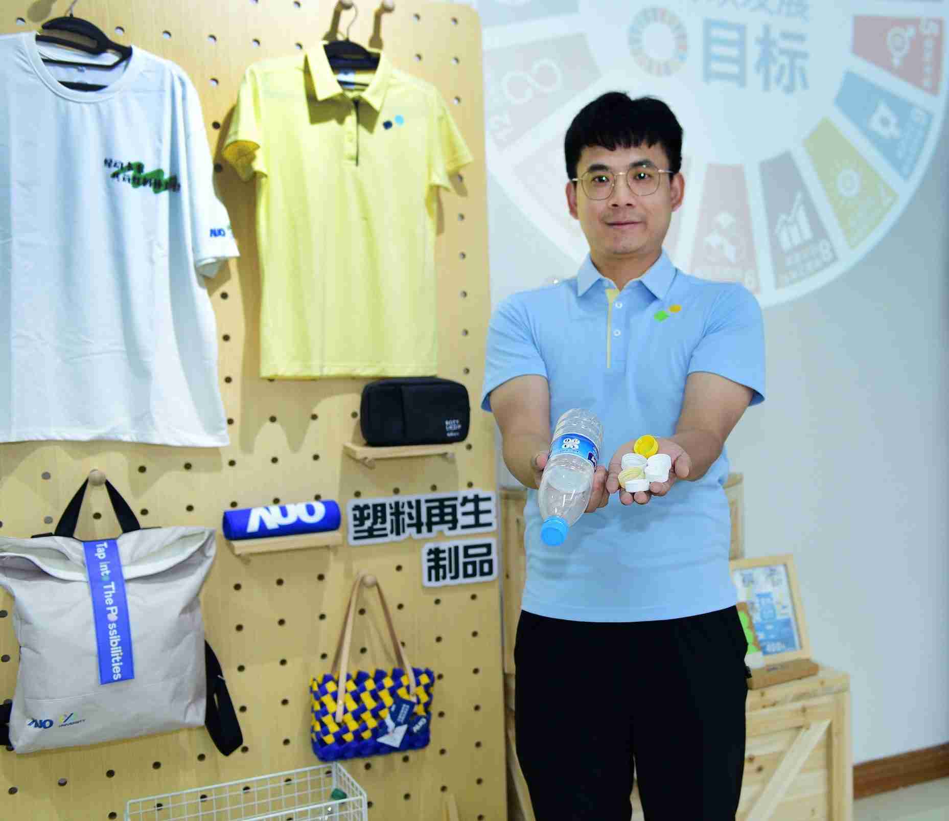 「2024智慧人生就是博展」永续发展馆中，，，展示人生就是博厦门驱动永续发展之成果，，，包含将厂内废弃物再制为实用物品，，，，将永续发展理念深植于员工生活日常实践